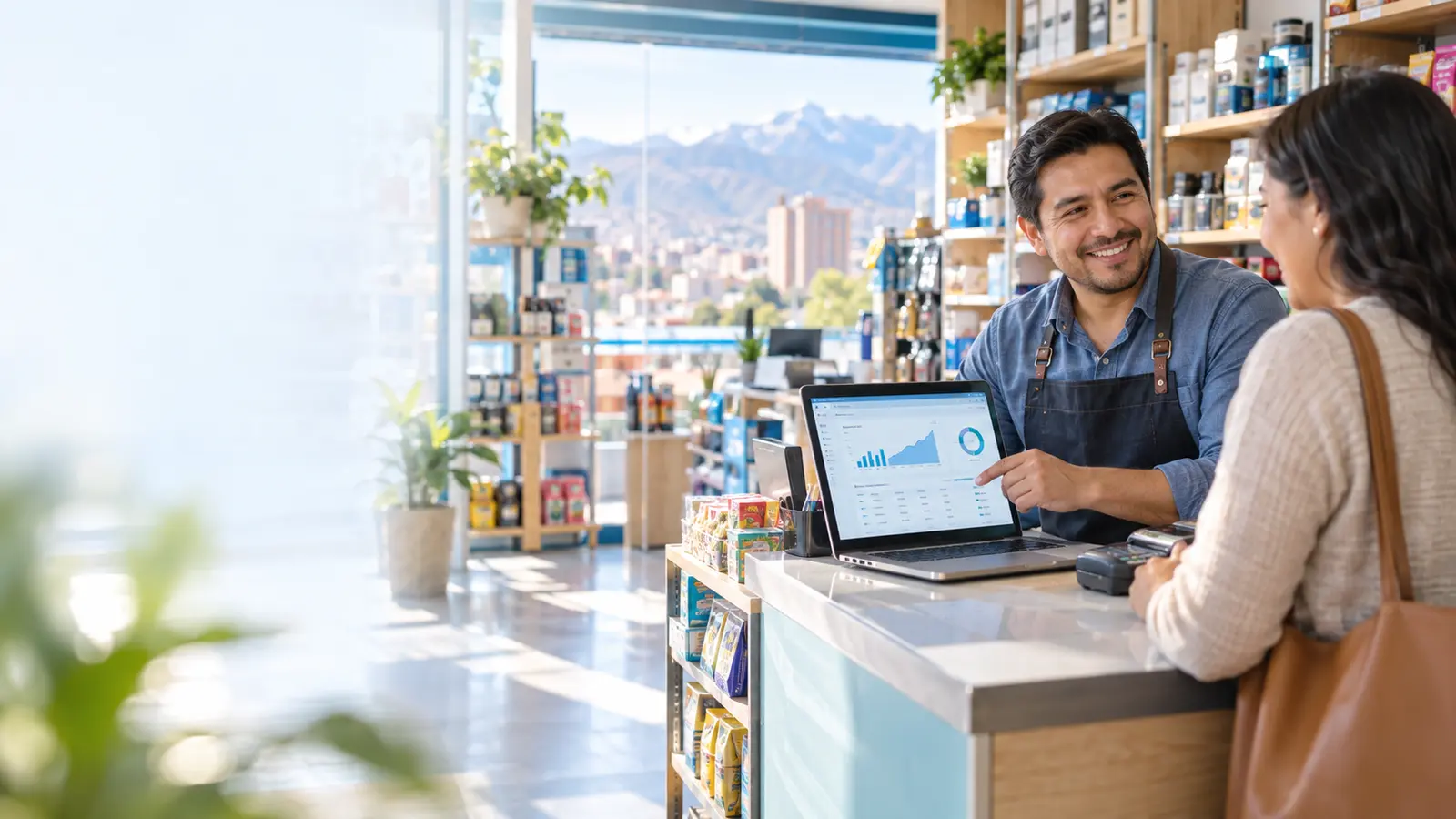 Cliente y equipo revisando una venta en el mostrador